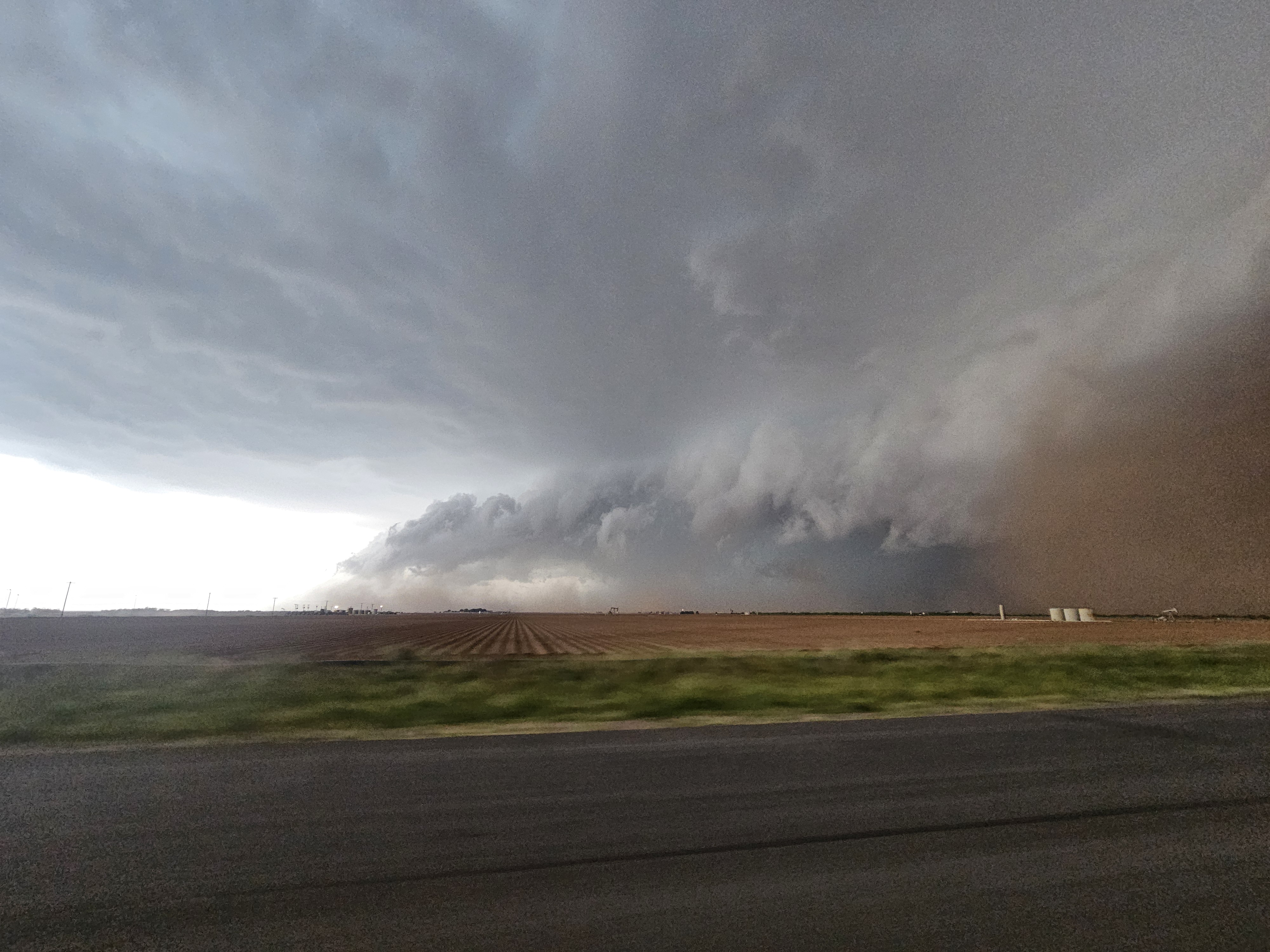 Supercell thunderstorm rolling into Big Spring, TX