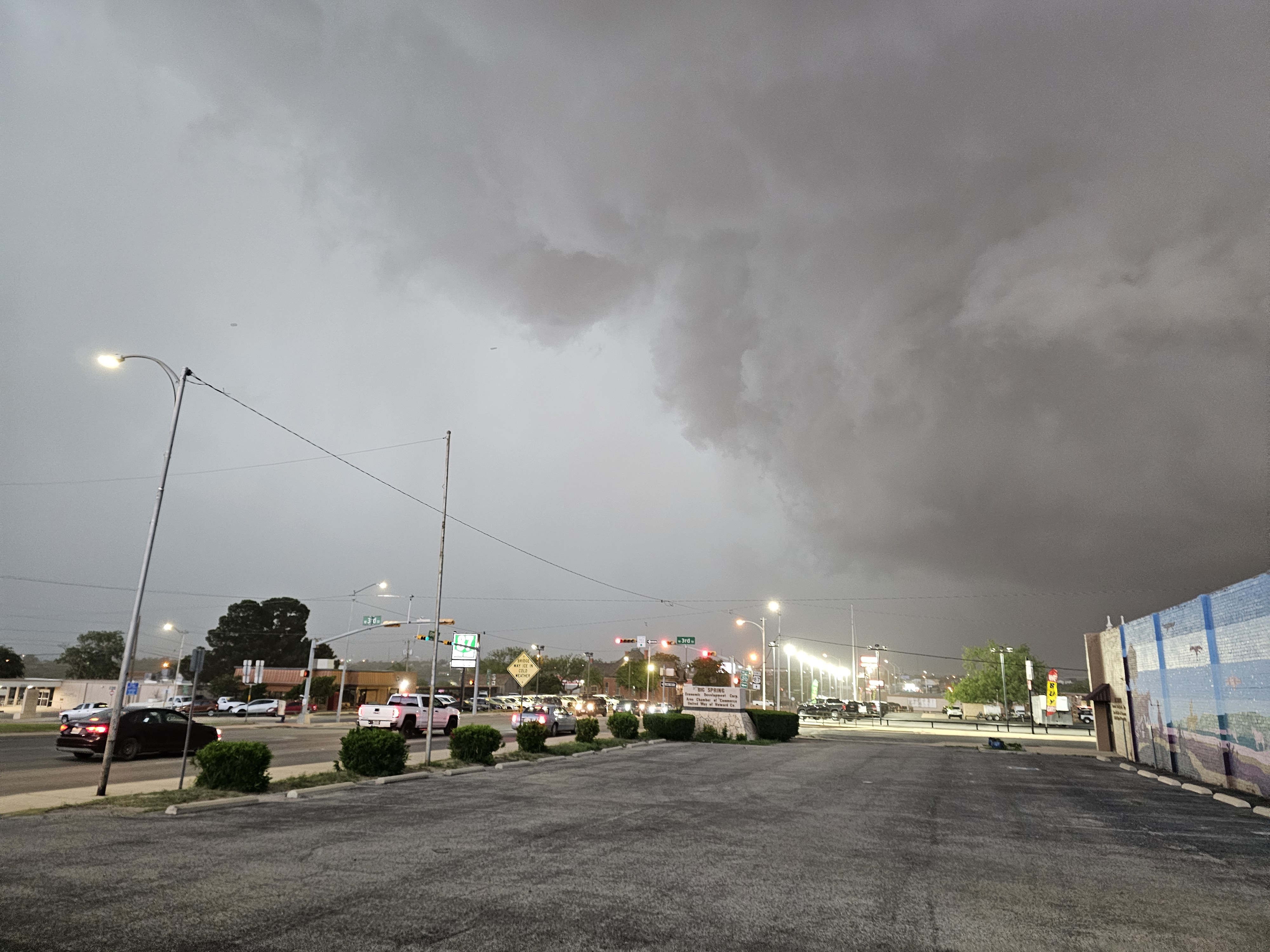 Front edge of a supercell coming into Big Spring, TX